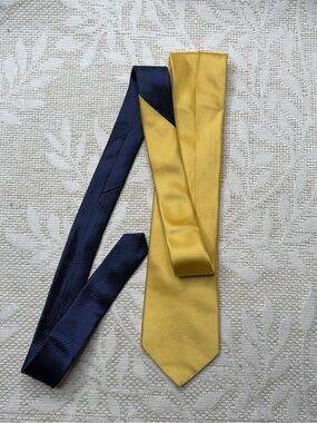 Roundtree & Yorke Slim Silk Tie in Gold and Navy Blue